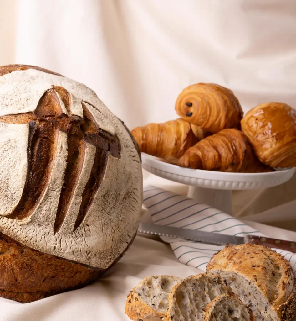 Sélection de pains et croissants frais à la Boulangerie Pâtisserie Antoine Pelhâte.