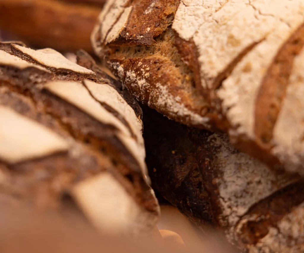 Vue rapprochée d'un pain artisanal frais à la Boulangerie Pâtisserie Antoine Pelhâte.