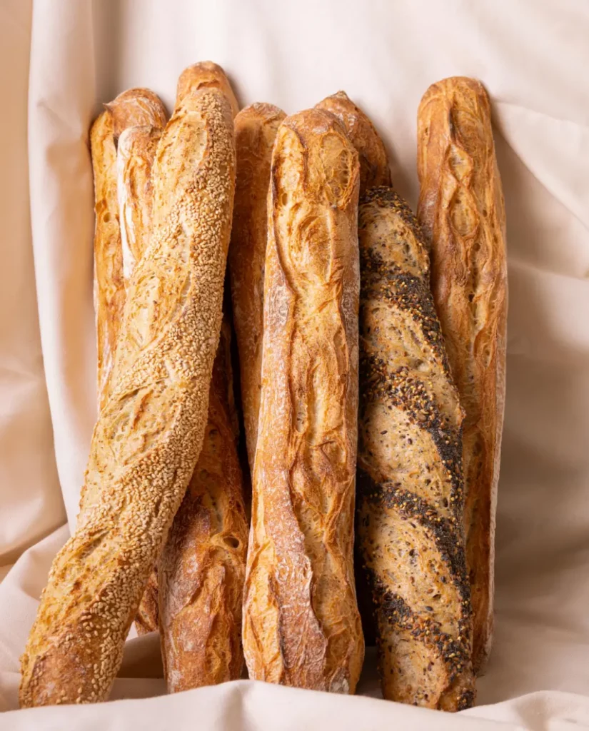 Variété de baguettes fraîchement cuites à la Boulangerie Pâtisserie Antoine Pelhâte.