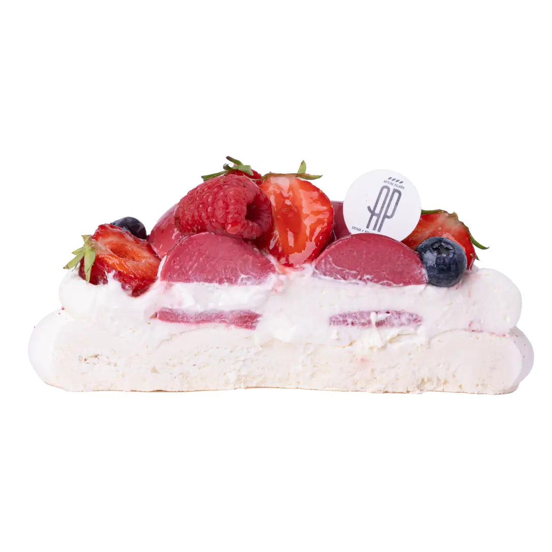 Pavlova : une harmonie de saveurs avec meringue, chantilly et crémeux aux fruits frais, selon la saison.