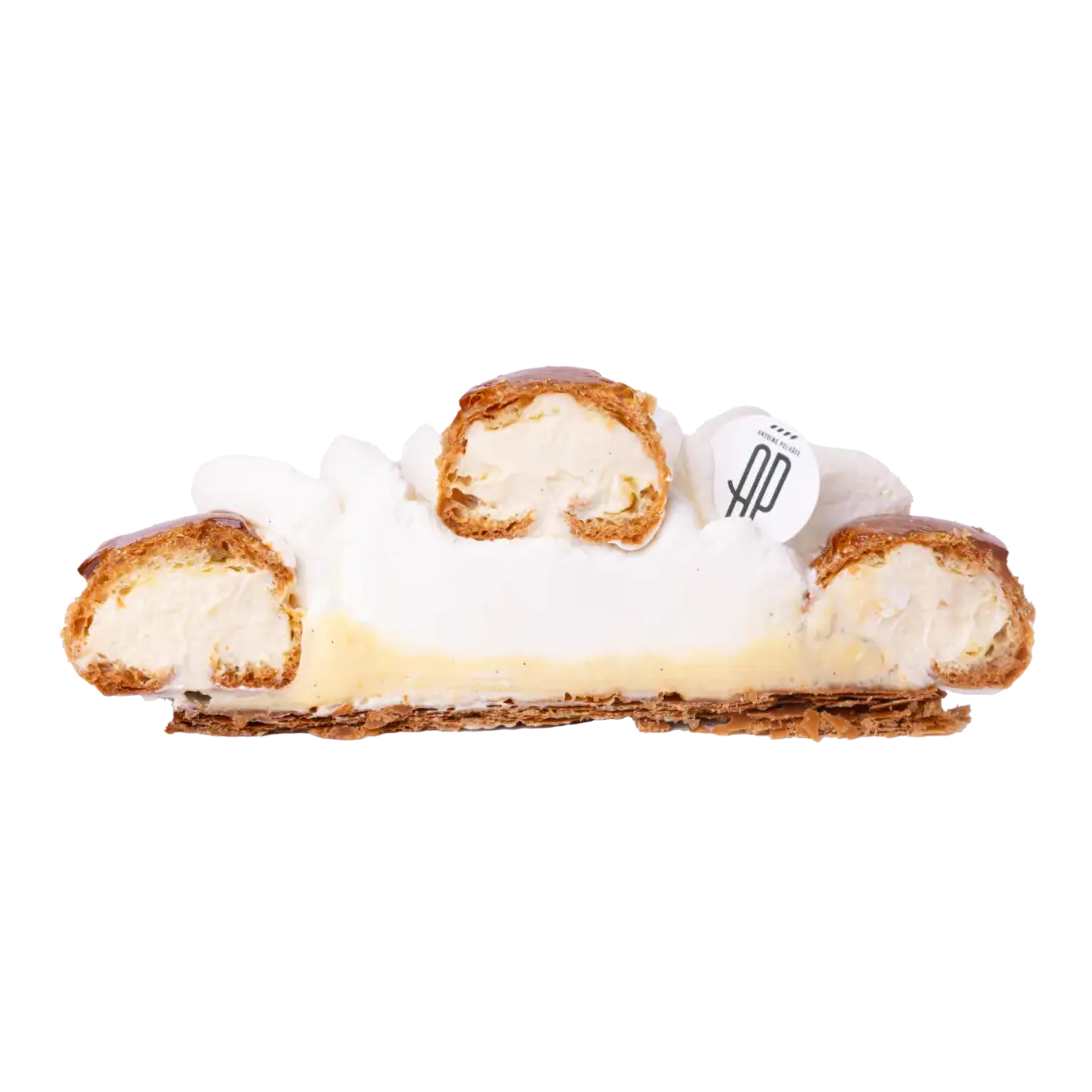 Saint-Honoré : un classique revisité avec biscuit feuilleté, crème chantilly et choux à la crème vanille caramelisée.